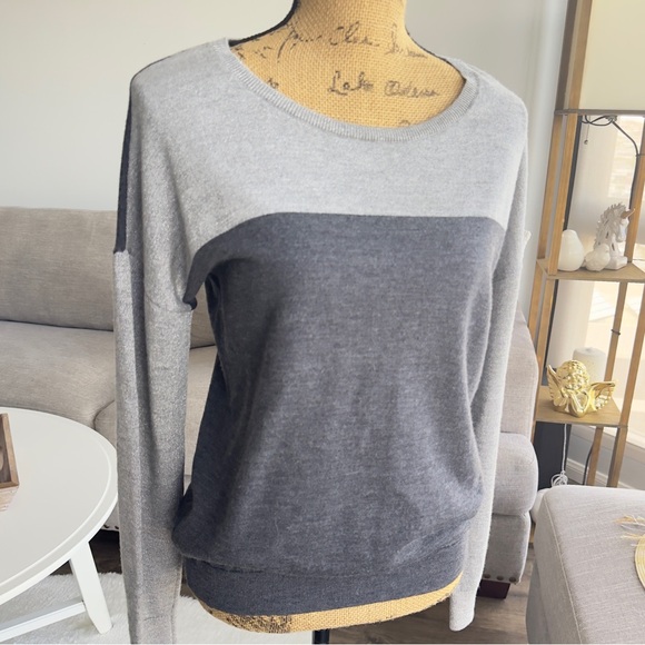 Banana Republic Two-Tone Gray Women's Sweater - Picture 2 of 8